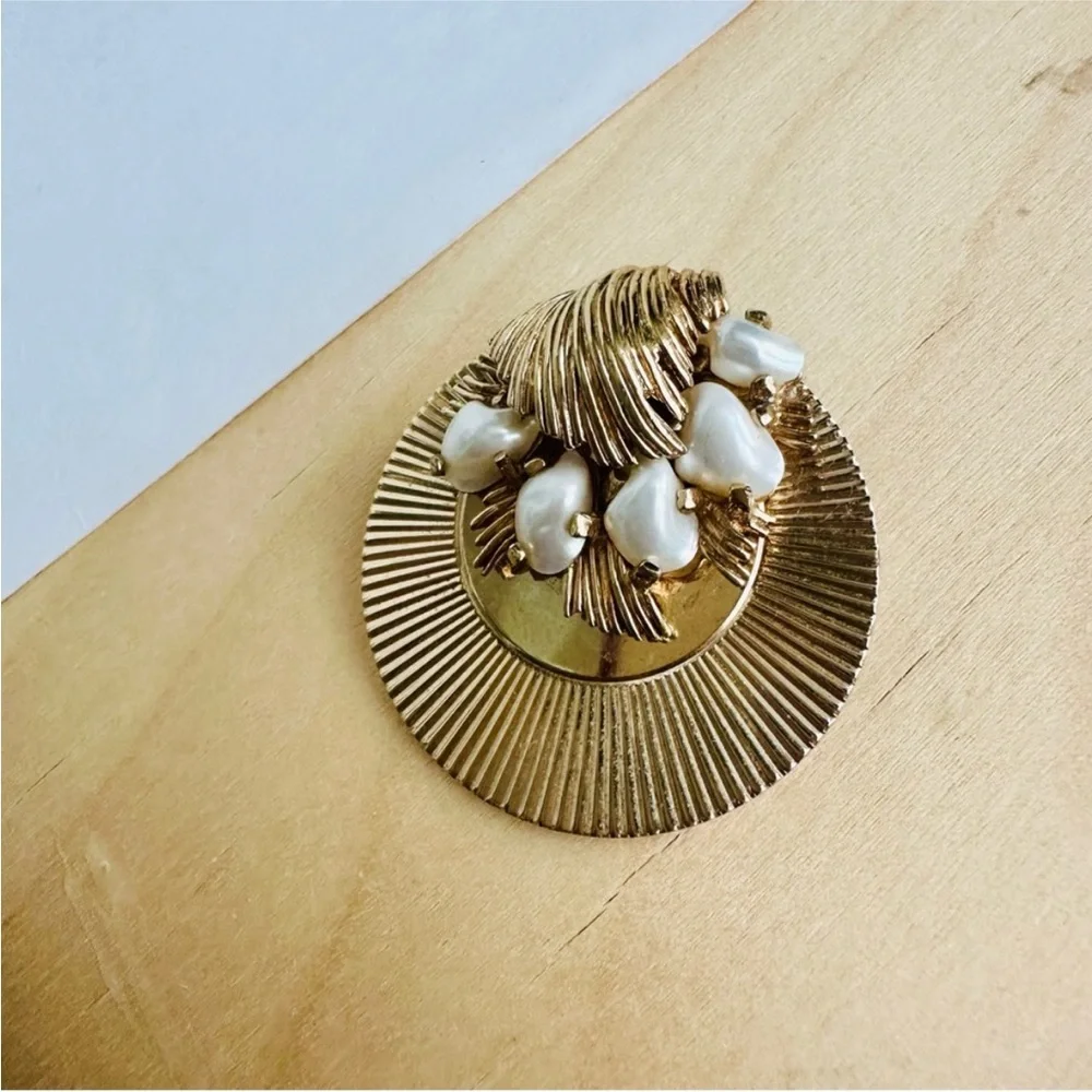 Vintage 1.5” BOUCHER Gold Tone Circular Brooch w Art Deco Style & Faux Pearls - Picture 6 of 6
